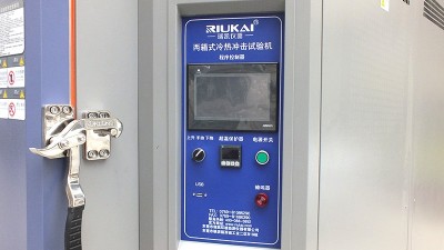 草莓日逼视频